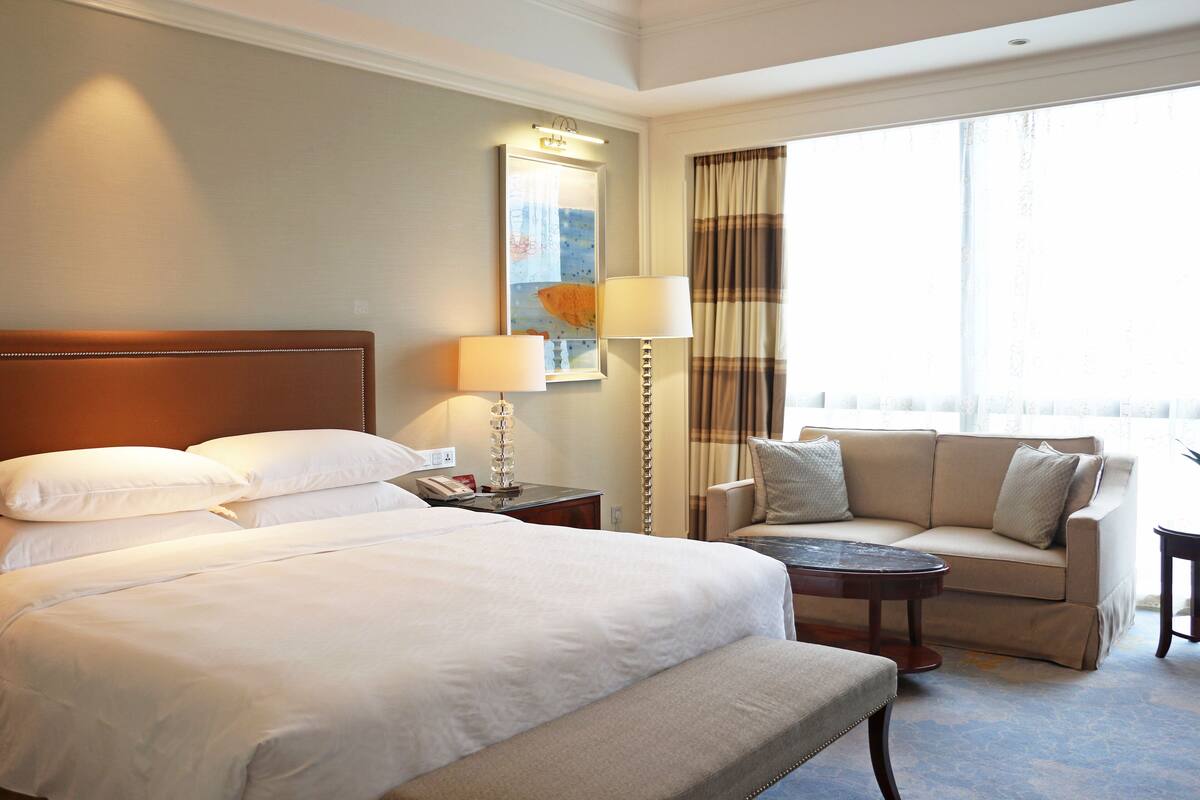 Luxe beddengoed, een minibar, een kluis op de kamer, een bureau