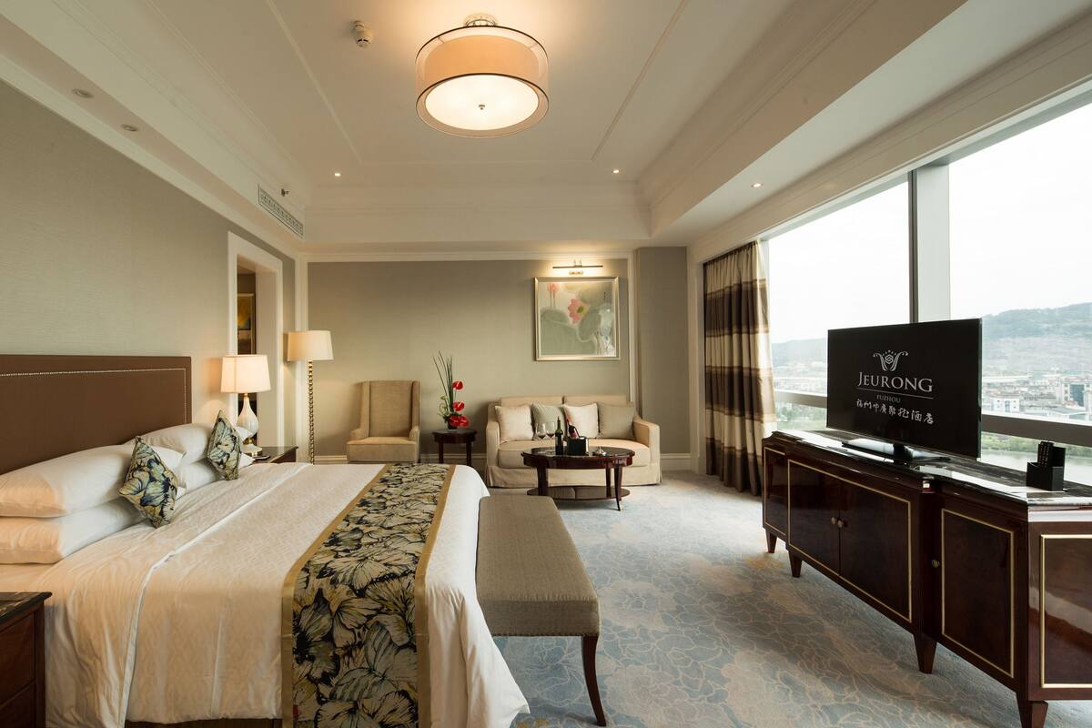 Luxe beddengoed, een minibar, een kluis op de kamer, een bureau