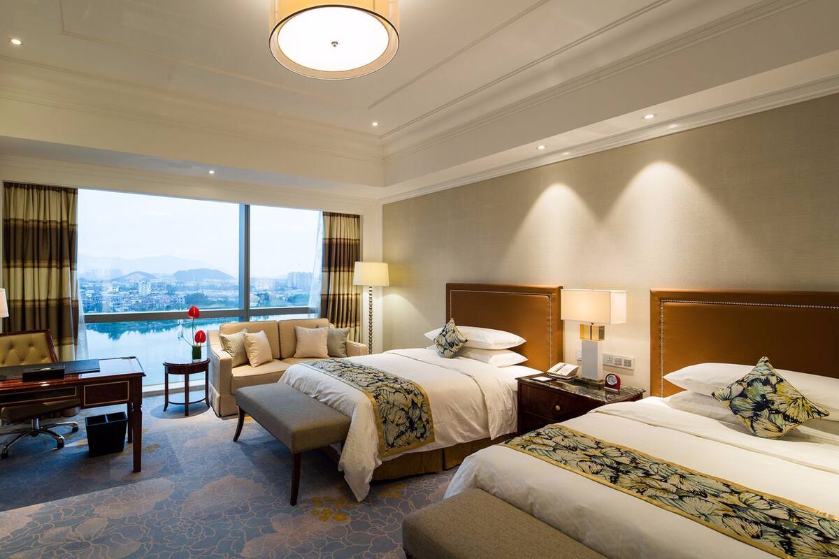 Luxe beddengoed, een minibar, een kluis op de kamer, een bureau