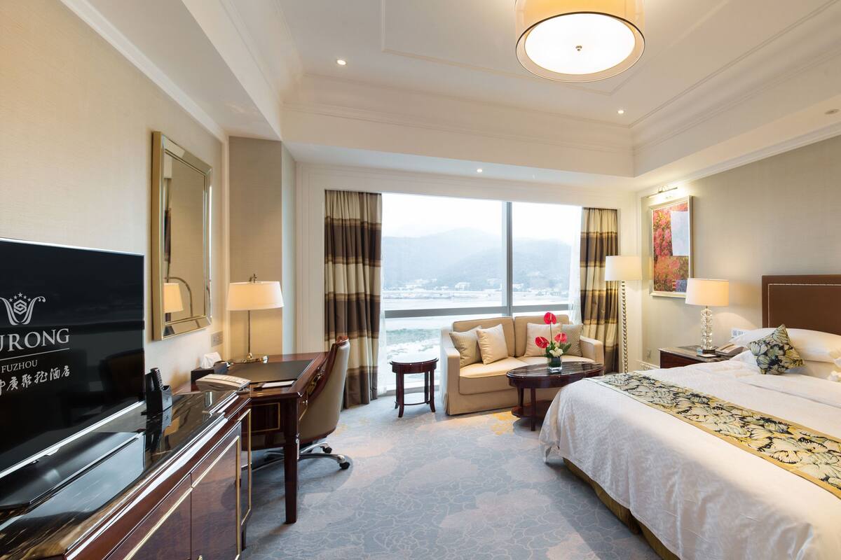 Luxe beddengoed, een minibar, een kluis op de kamer, een bureau