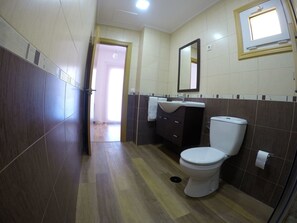Een douche, een haardroger, handdoeken, toiletpapier