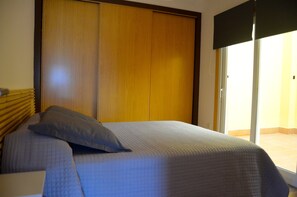 2 slaapkamers, een strijkplank/strijkijzer, internet, beddengoed