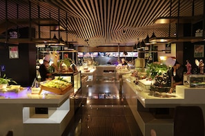 供应早餐、午餐和晚餐