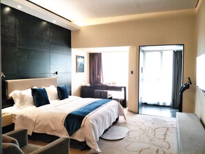 Habitación Deluxe doble | Minibar, caja fuerte, escritorio y cortinas opacas