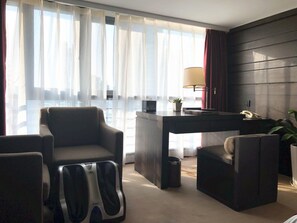 Habitación ejecutiva doble | Minibar, caja fuerte, escritorio y cortinas opacas