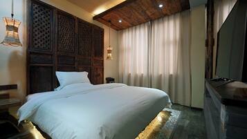 Family Room | Minibar, individually decorated, individually furnished