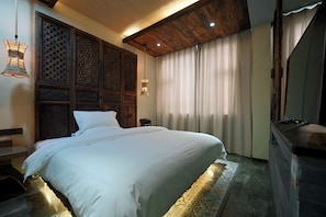 Family Room | Minibar, individually decorated, individually furnished, blackout drapes