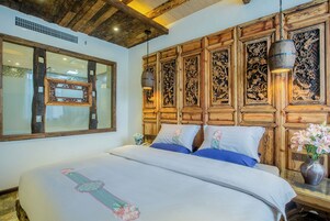 Family Room | Minibar, individually decorated, individually furnished, blackout drapes