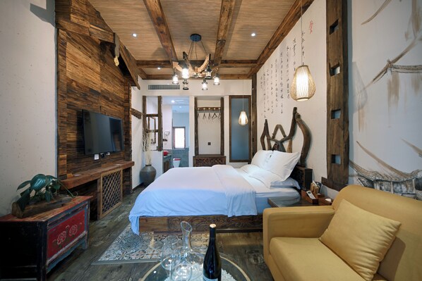 Queen bed room with lake view