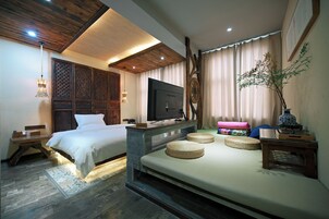 Family Room | Minibar, individually decorated, individually furnished, blackout drapes