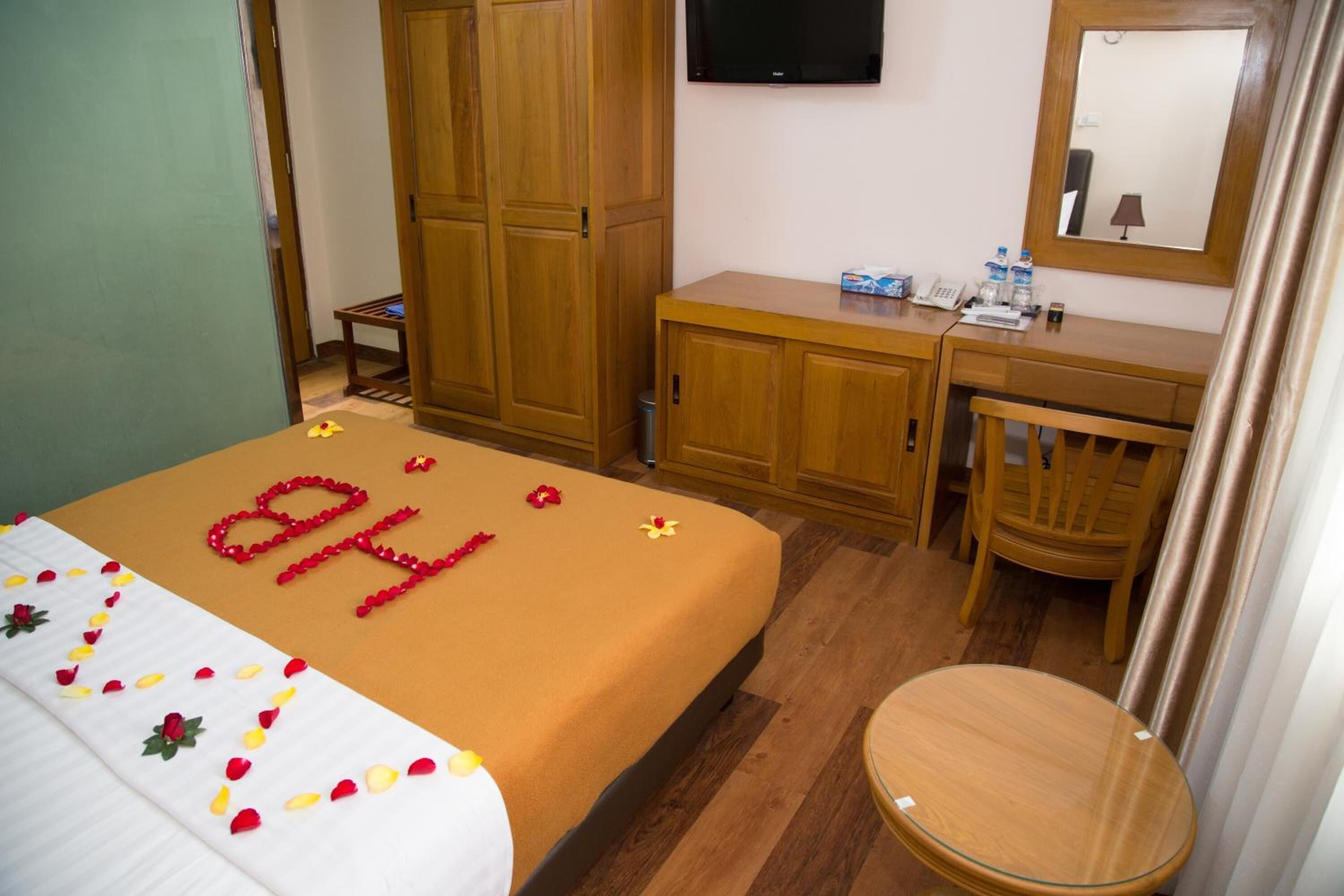 minibar, in-room safe, desk, free wifi