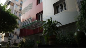 Un edificio de varios pisos con un cartel que dice "HOTEL BAHOSI".