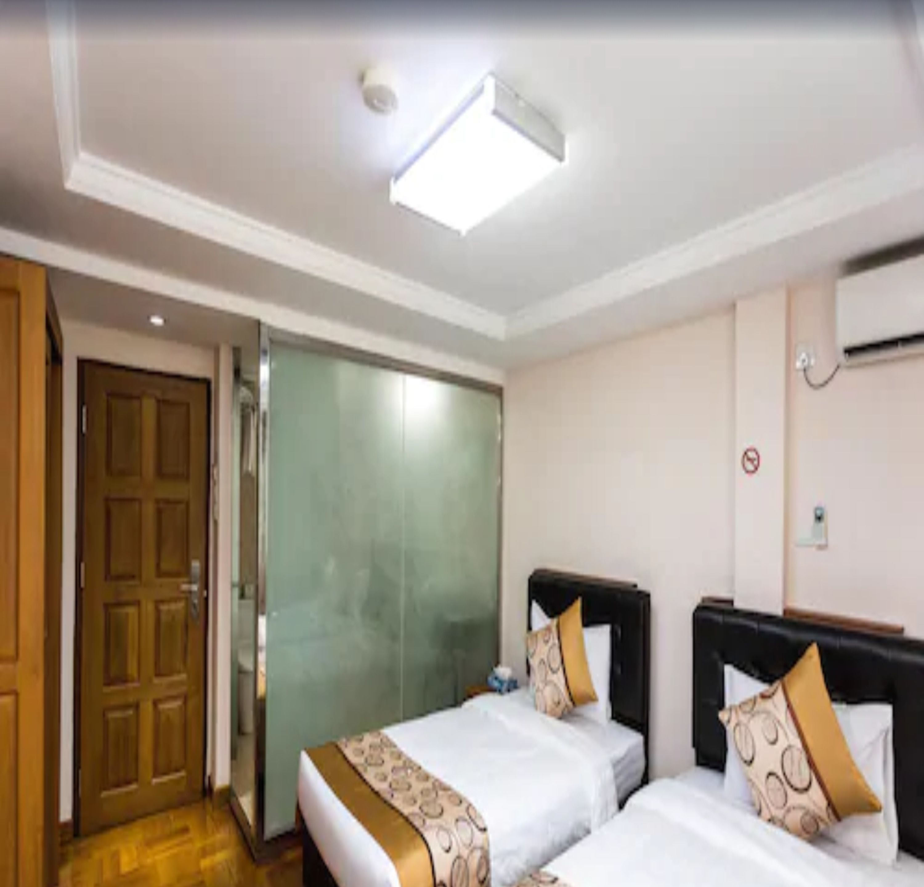 superior twin room | minibar, in-room safe, desk, free wifi