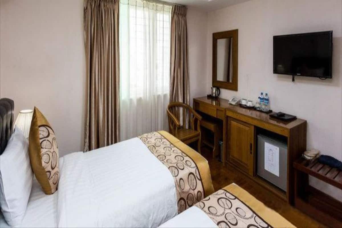 Deluxe Twin Room | Minibar, in-room safe, desk, WiFi (free)