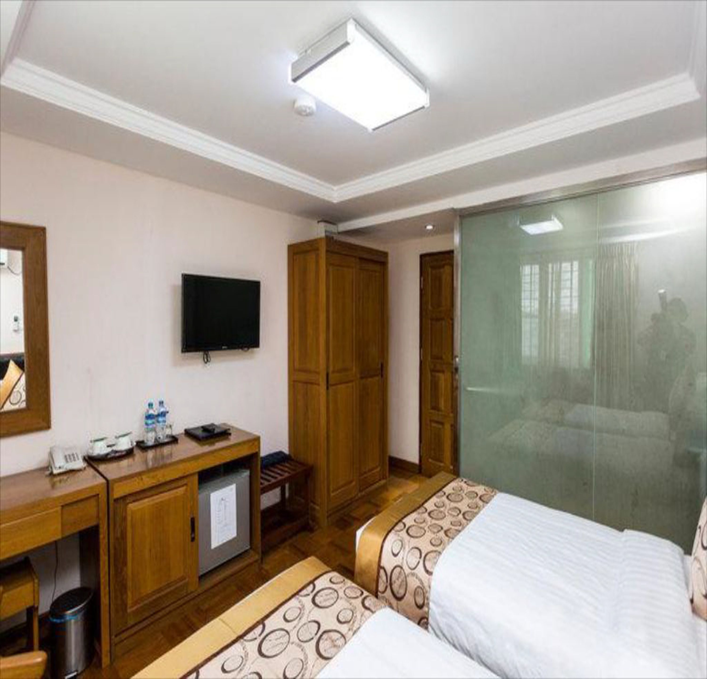 deluxe twin room | minibar, in-room safe, desk, free wifi