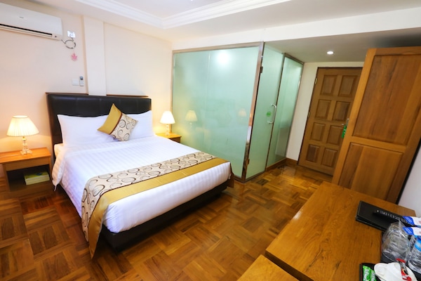 Phòng đôi Deluxe | Minibar, két bảo mật tại phòng, bàn