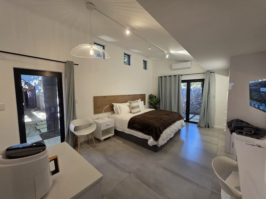 Luxury Studio Suite | In-room safe, desk, free WiFi, bed sheets