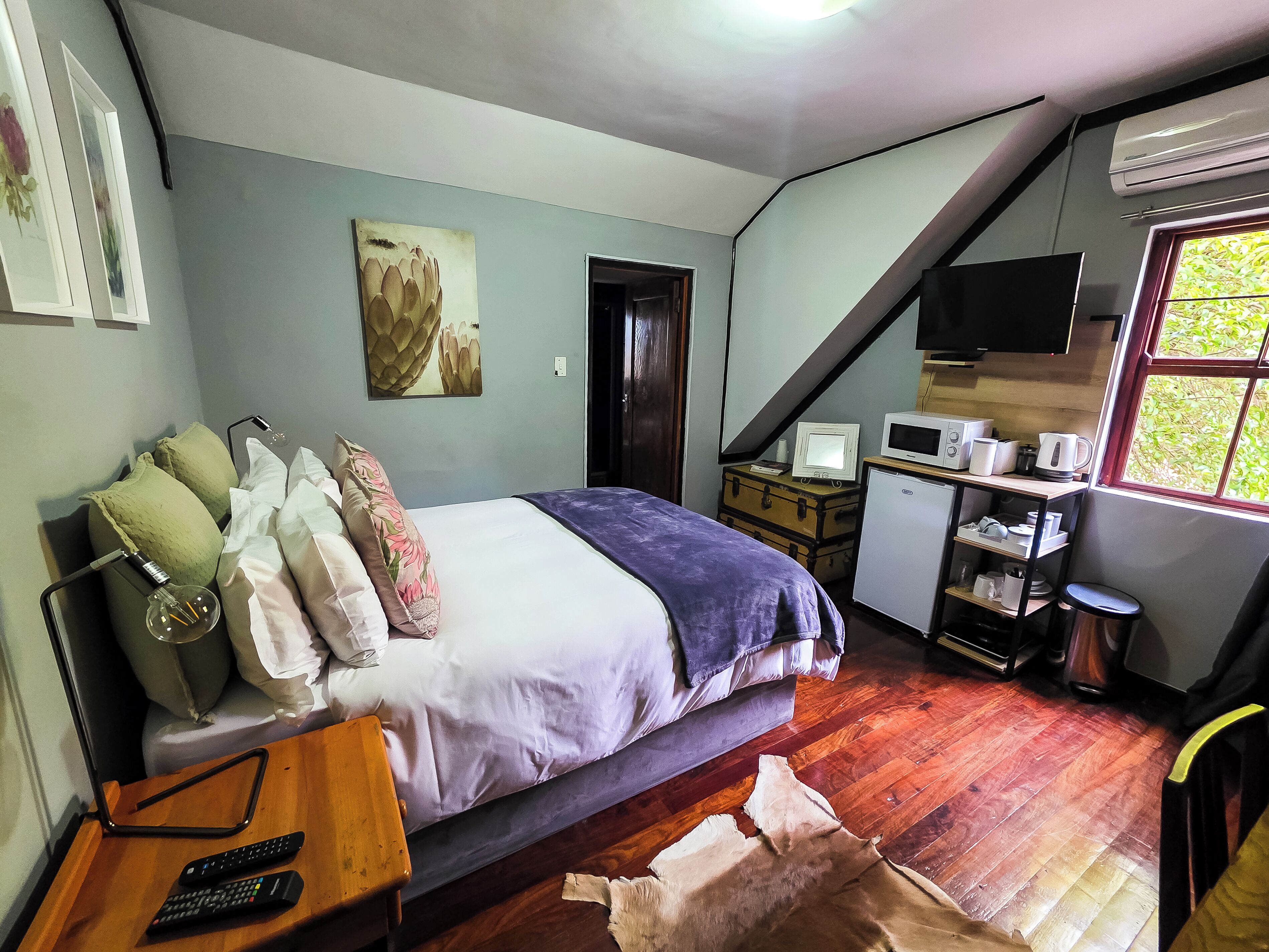 Habitación Deluxe con 2 camas individuales | Caja de seguridad en la habitación, escritorio y wifi gratis 