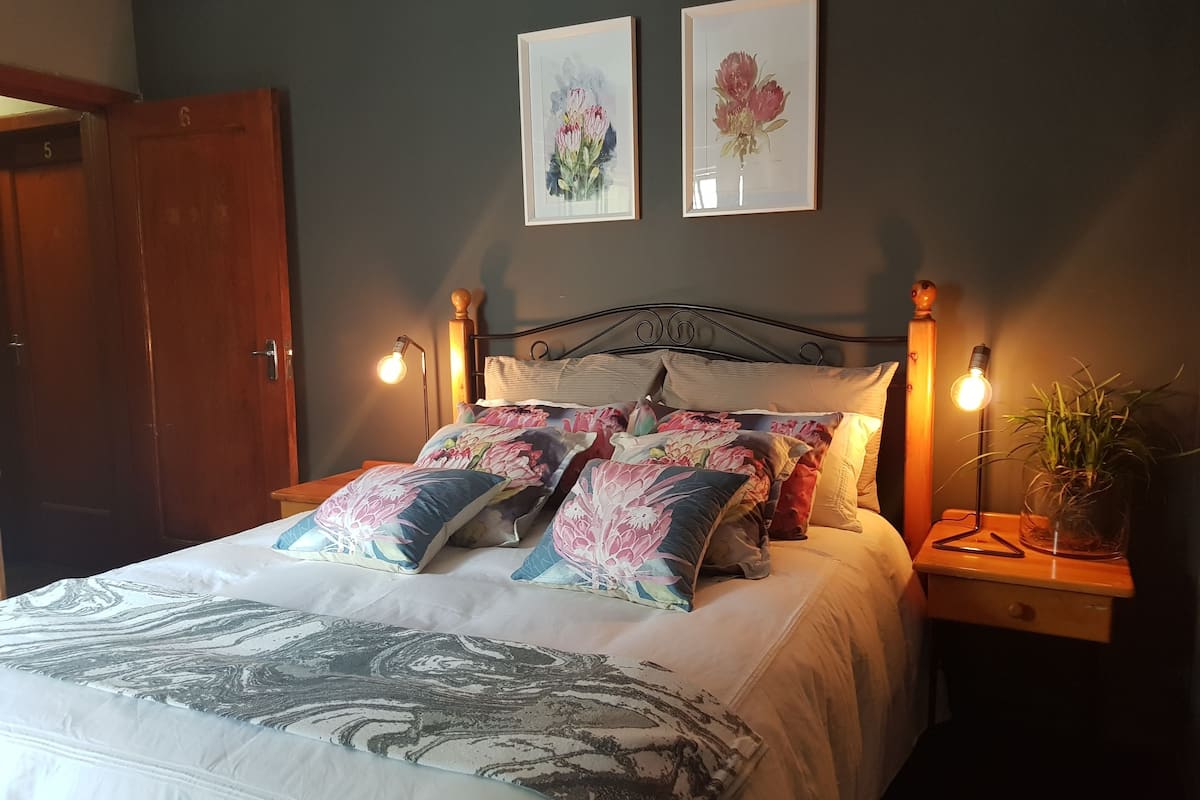 Een kluis op de kamer, een bureau, gratis wifi, beddengoed