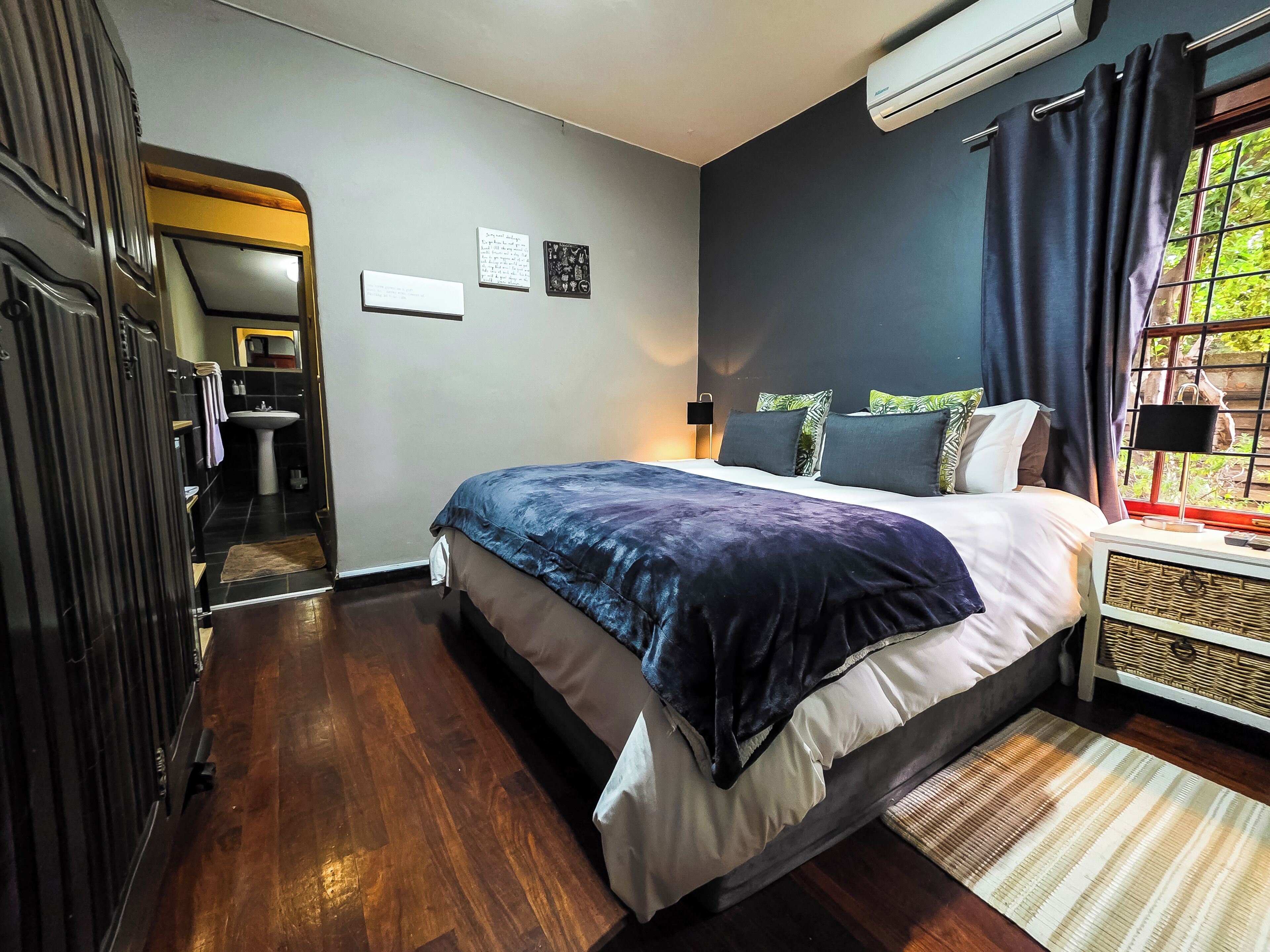 Habitación doble estándar | Caja de seguridad en la habitación, escritorio y wifi gratis 