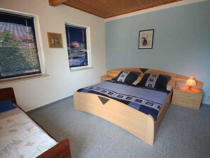 1 bedroom, bed sheets