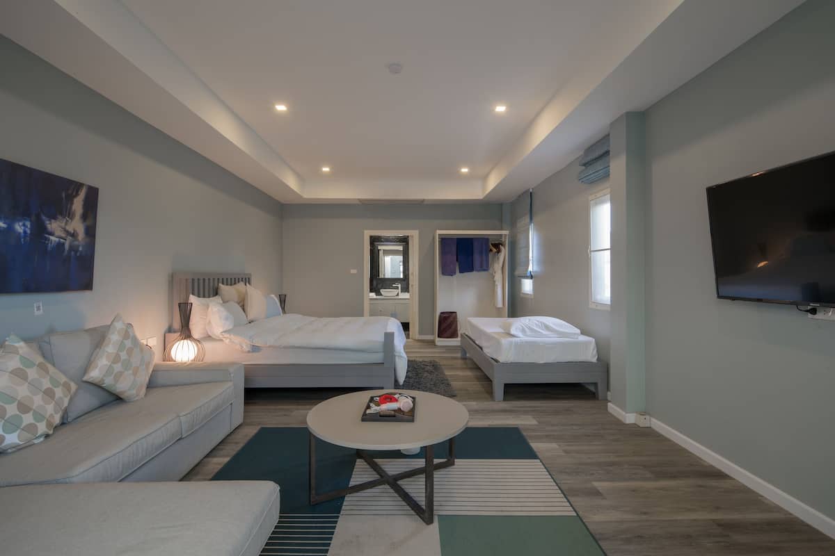 Deluxe Suites with Kitchen