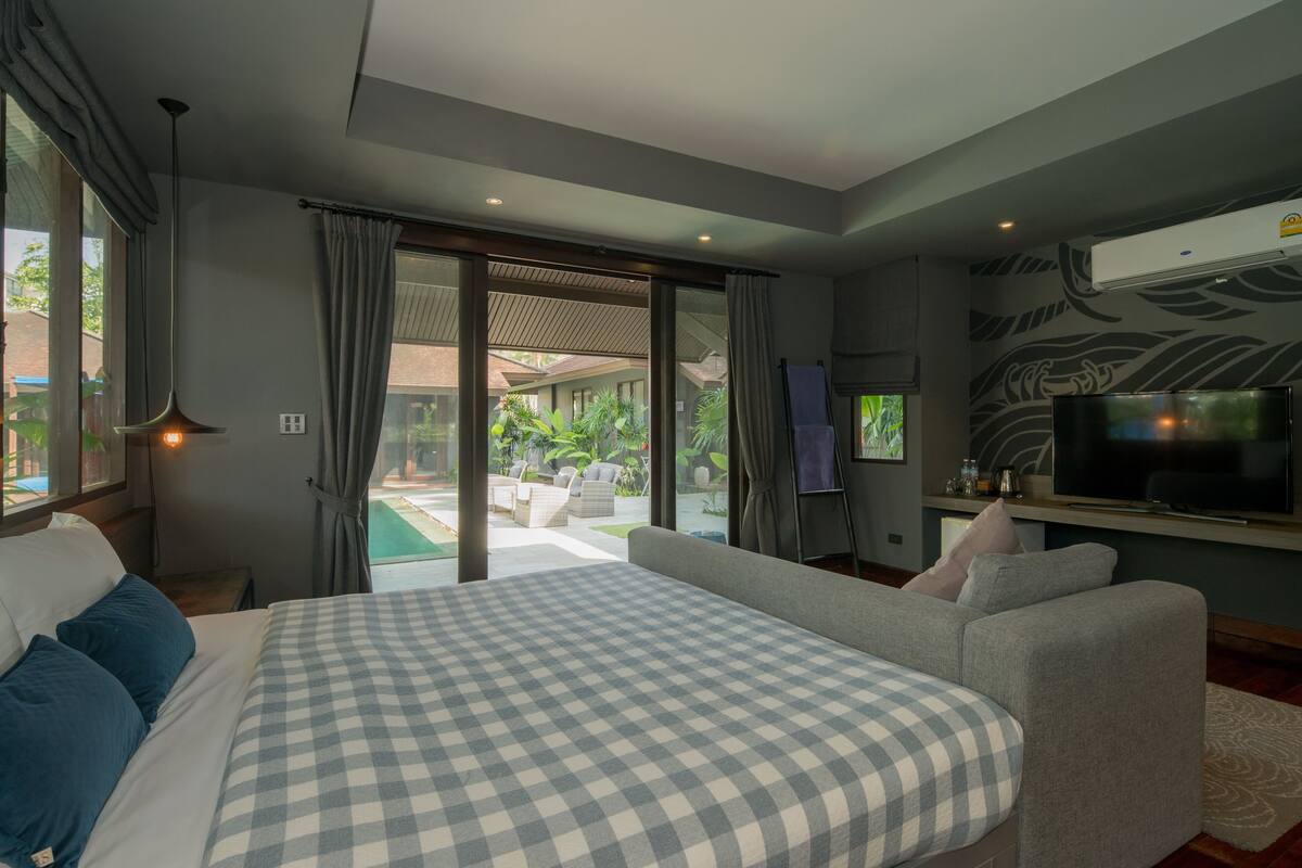 Deluxe Poolside Villa