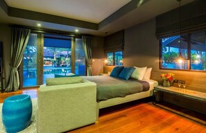 Deluxe Poolside Villa | Frigobar, cofres nos quartos, individualmente mobiliados, escrivaninha