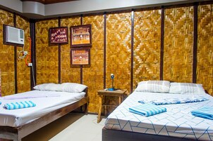 Habitación cuádruple | Escritorio, tabla de planchar con plancha, ropa de cama