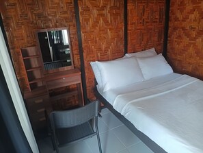 Quarto luxo | Escrivaninha, ferros/tábuas de passar roupa, roupa de cama