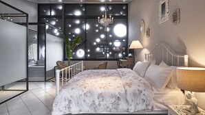 A bedroom with a bed, a nightstand, a lamp, and a window with blinds. - noir B&B (Toucheng)