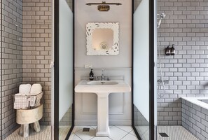 Luxe tweepersoonskamer, 1 queensize bed | Badkamer | Een aparte badkuip en douche, gratis toiletartikelen, een haardroger