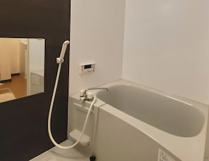 独立别墅 (Private Vacation Home) | 浴室 | 独立的浴缸和淋浴、免费洗浴用品、吹风机、拖鞋