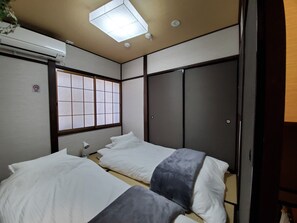Private Vacation Home | In-room safe, desk, soundproofing, iron/ironing board - Hana Botan (Kyoto)