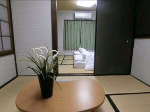 Casa (Private Vacation Home) | Una cassaforte in camera, una scrivania, insonorizzazione