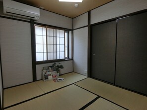 Private Vacation Home | In-room safe, desk, soundproofing, iron/ironing board - Hana Botan (Kyoto)