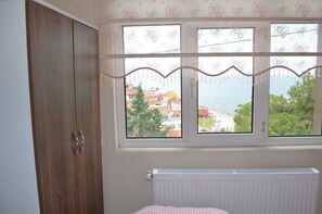 Dobbeltrom | 1 soverom, sengetøy av topp kvalitet, minibar og safe på rommet