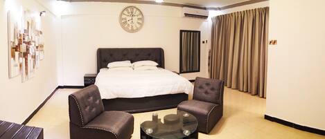 Basic dubbelrum - 1 kingsize-säng | Individuell inredning, unika möbler, skrivbord och mörkläggningsgardiner