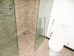 Kahden hengen perushuone, 1 suuri parisänky | Kylpyhuone | Suihku, ilmaiset hygieniatuotteet, pyyhkeet