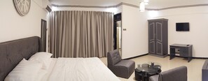 Decoración personalizada, muebles diferentes y escritorio 