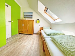 3 室のベッドルーム、セーフティボックス (室内)、デスク、アイロン / ア  イロン台