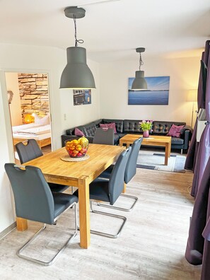 Dining - Fantastically situated vacation home for families & dogs, fenced, 200m to Lake Plau (Fünfseen OT Lenz-Süd)