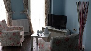 Habitación doble estándar | Sala de estar | Televisión LCD 