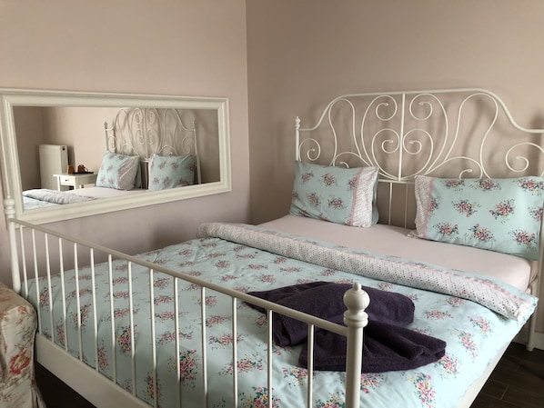 Chambre Standard double | Lit de bébé (gratuit), accès au Wi-Fi (inclus)
