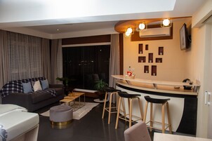 全景套房, 1 间卧室, 城市景观 | 起居区 | 平板电视