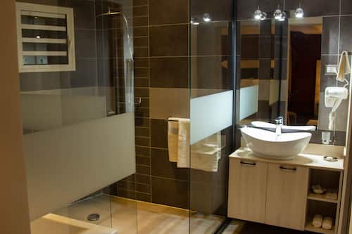 Panoramic-Suite, 1 Schlafzimmer, Stadtblick | Badezimmer | Kostenlose Toilettenartikel, Haartrockner, Bademäntel, Hausschuhe