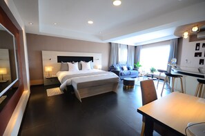 Phòng Suite có tầm nhìn toàn cảnh, 1 phòng ngủ, quang cảnh thành phố | 1 phòng ngủ, bộ đồ giường cao cấp, chăn bông, minibar 