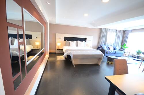 Panoramic-Suite, 1 Schlafzimmer, Stadtblick | 1 Schlafzimmer, hochwertige Bettwaren, Daunenbettdecken, Minibar