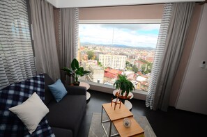 Phòng Suite có tầm nhìn toàn cảnh, 1 phòng ngủ, quang cảnh thành phố | Khu phòng khách | TV màn hình phẳng 