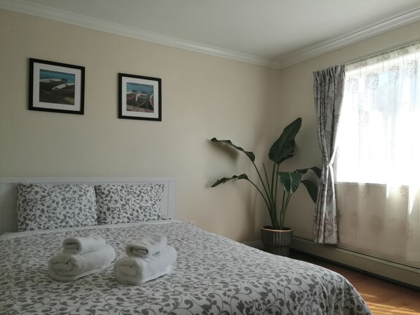 Kahden hengen comfort-huone, 2 keskisuurta parisänkyä, jaettu kylpyhuone | Työpöytä, kannettavalle tietokoneelle sopiva työtila, ilmainen Wi-Fi